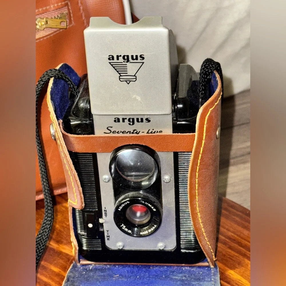 Vtg. Argus 75 Camera Seventy Five Collectible Camera/Photography w/leather Case